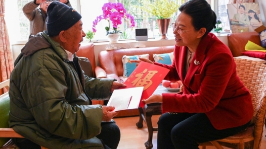 云南省總工會機關開展春節前走訪慰問離退休老干部活動