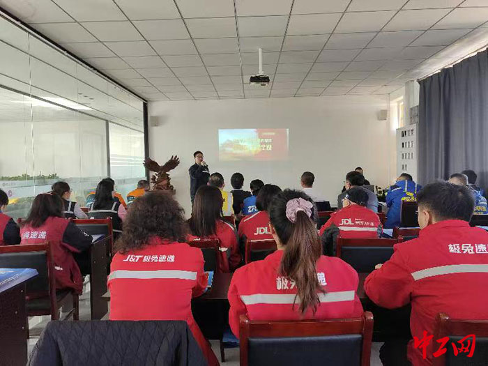 錫林郭勒盟工會開展“新就業形態勞動者學國家安全、守國家安全、送國家安全”活動。拍攝者：張嘉玉