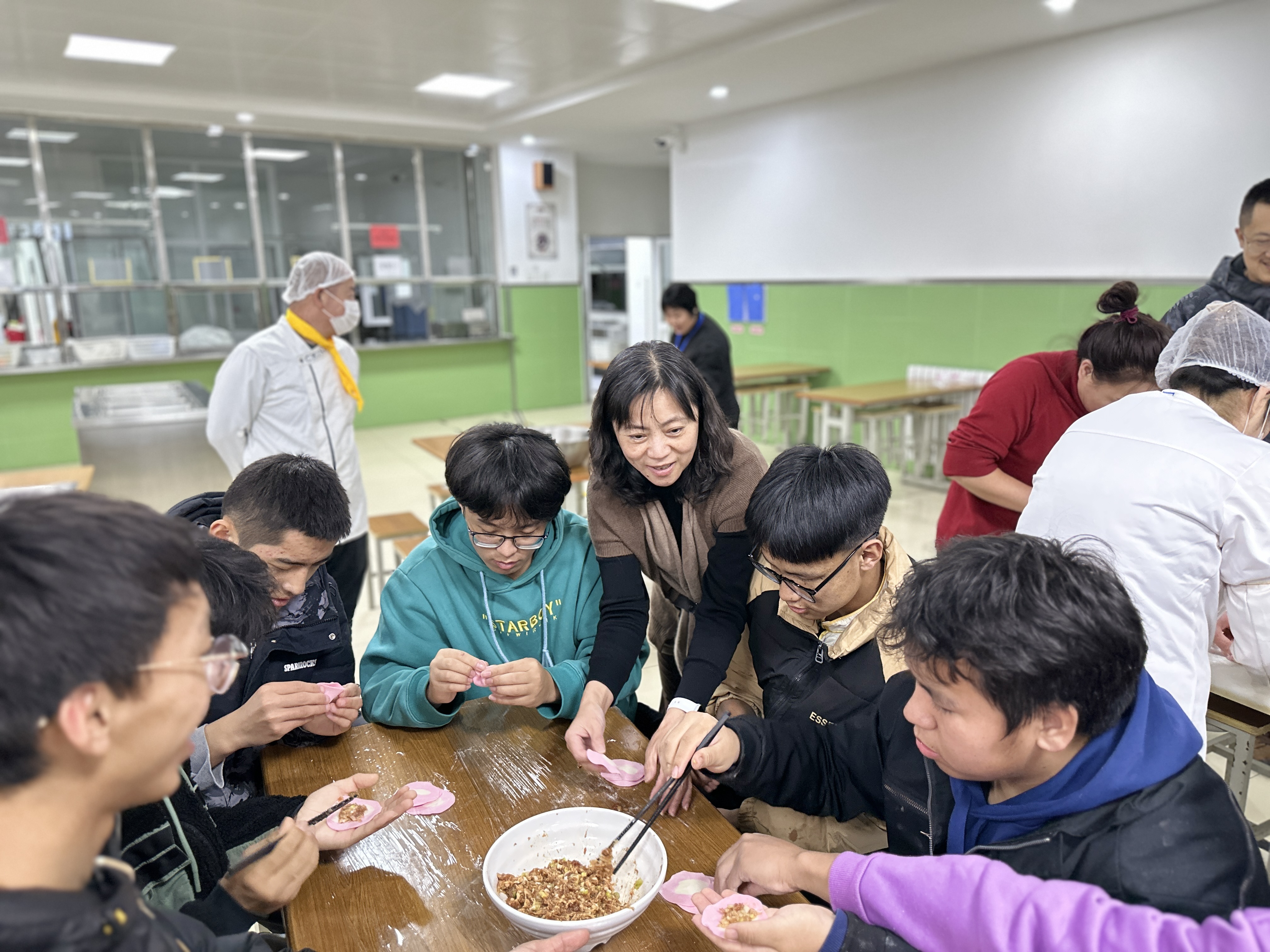 王京紅校長同西藏學子除夕包餃子