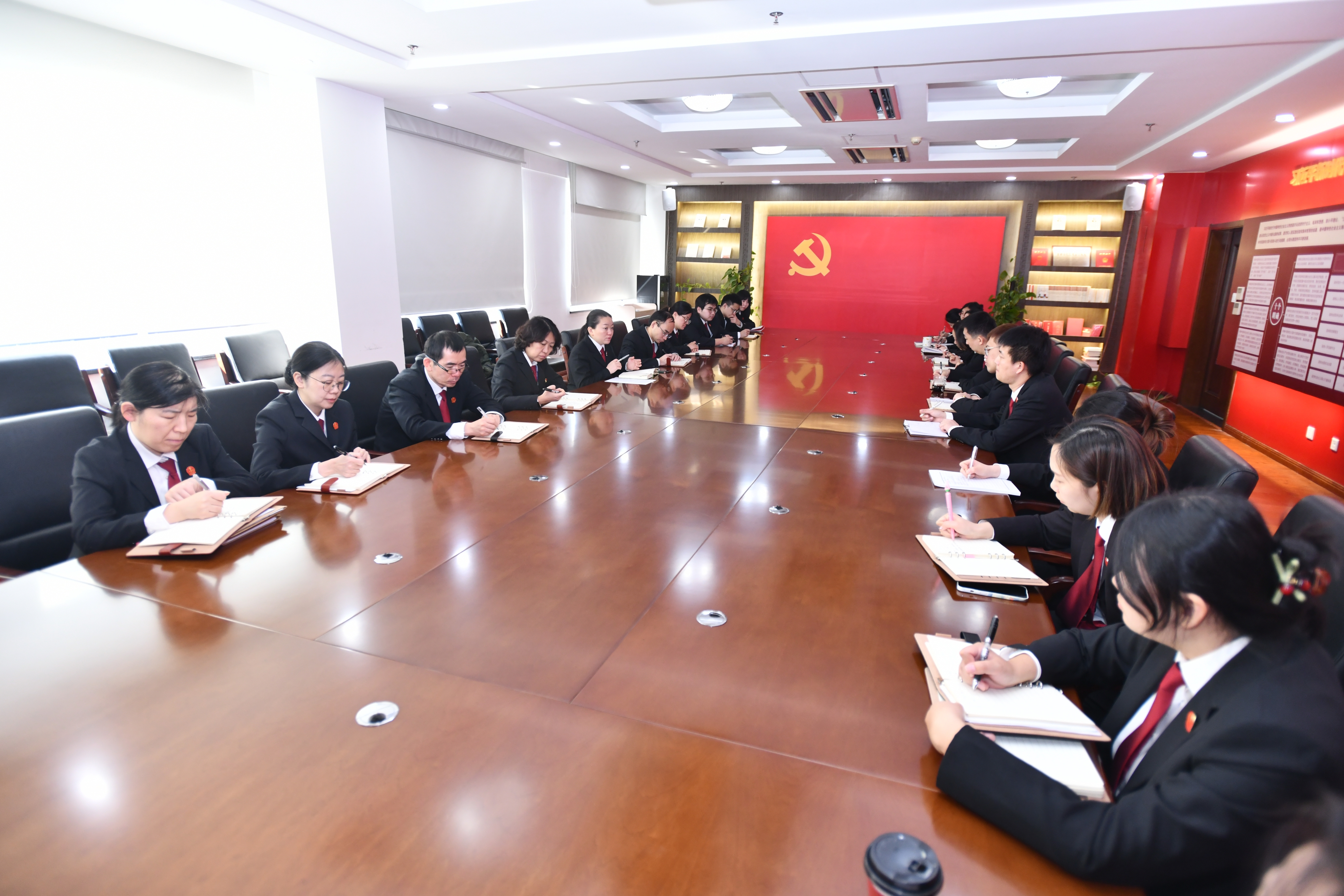 2. 亞運村法庭正在開展黨支部活動