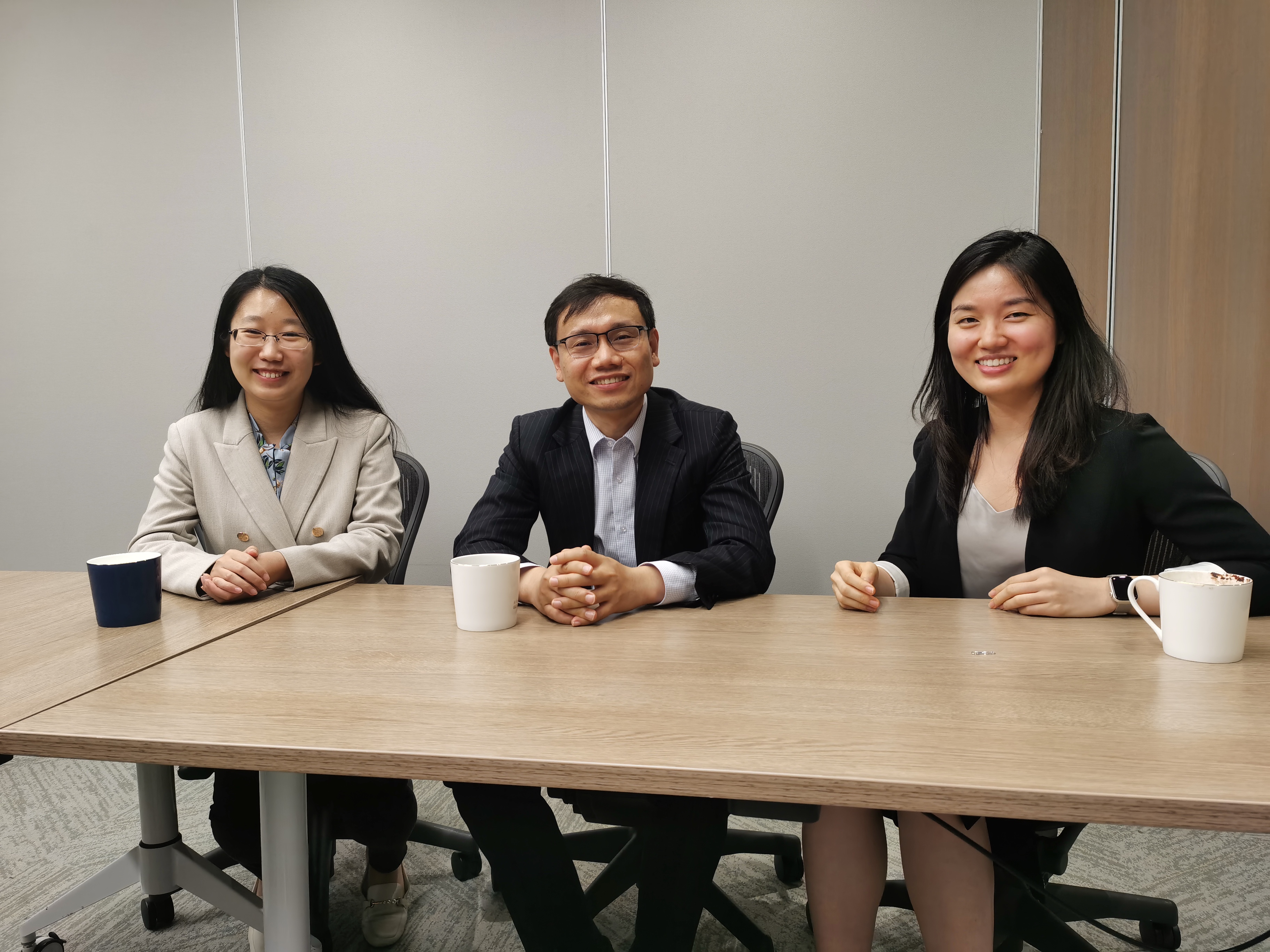 2022年7月2日凌晨，新加坡亞化集團(tuán)訴中國(guó)政府投資仲裁案開(kāi)庭結(jié)束后與同事合影