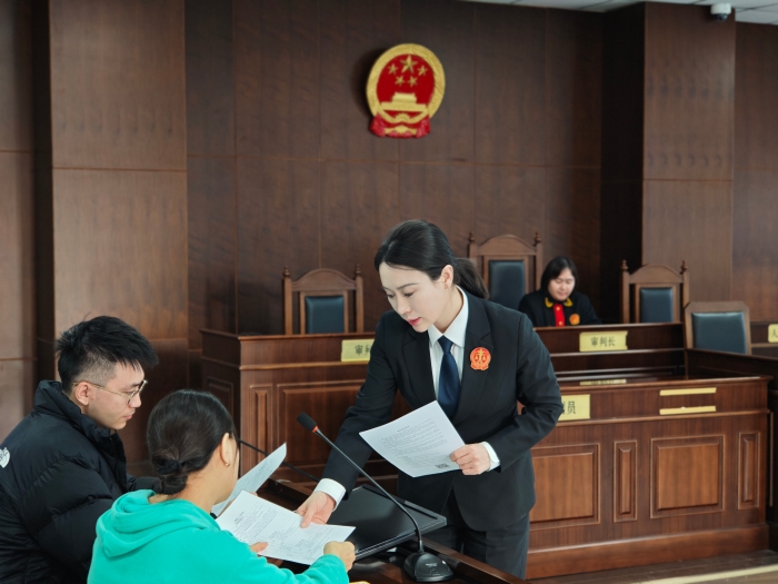 2.劉歡同志正在請(qǐng)當(dāng)事人檢查庭審記錄