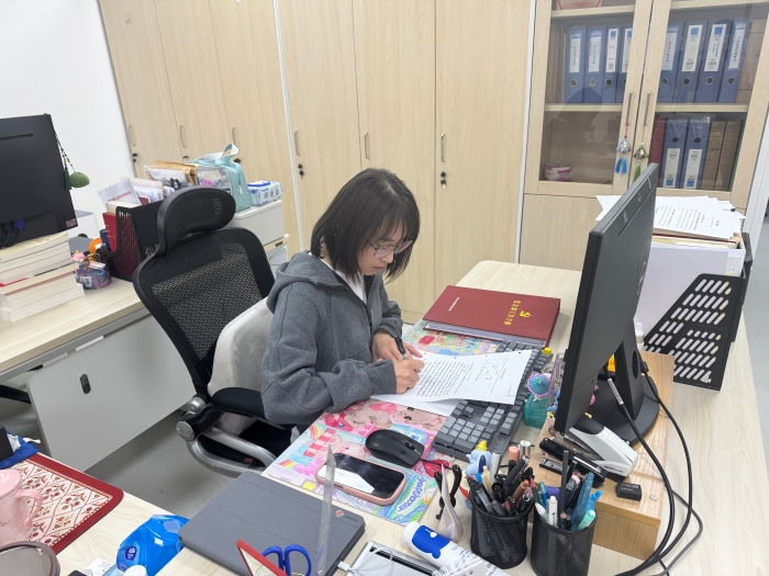 劉靜同志工作照2