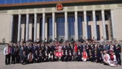 光榮屬于勞動者！幸福屬于勞動者！