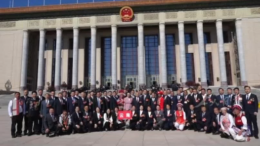 光榮屬于勞動者！幸福屬于勞動者！