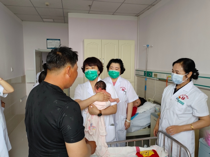 援蒙時指導新生兒心肺復蘇技能操作