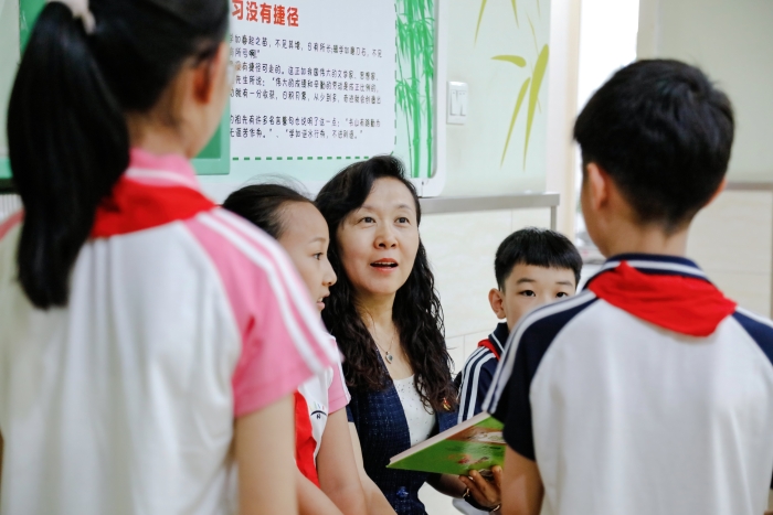 張冬云校長(zhǎng)參加2與孩子們交流