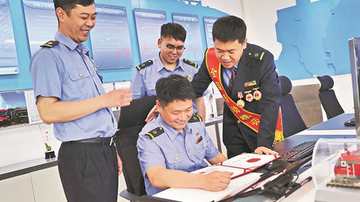 奮斗成就夢想 勞動鑄就輝煌