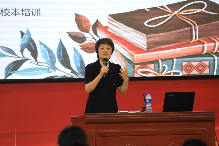 張麗榮 2025年1月面向全體教師做校本培訓