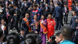 受表彰勞模和先進工作者：把勞模精神帶回到工作崗位中去