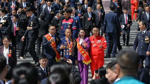 受表彰勞模和先進(jìn)工作者：把勞模精神帶回到工作崗位中去