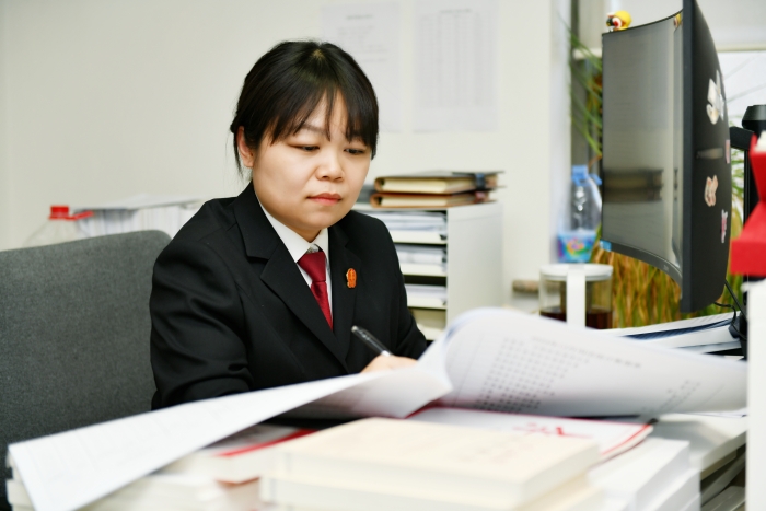 3.陳靜竺同志正在核對重要稿件