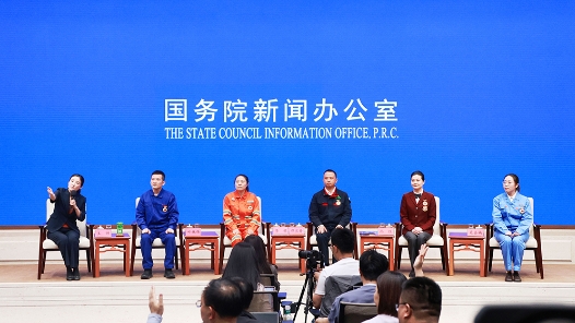 國新辦舉行“新征程上的奮斗者”中外記者見面會 圍繞“弘揚(yáng)勞模精神 勇?lián)鷷r代使命”與中外記者見面交流