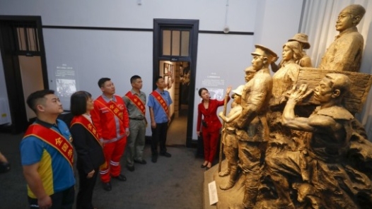 湖北省市工會聯合推出“時光列車”和“勞模號”地鐵專列