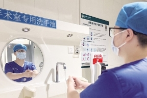 一名“00后”男護士的首個護士節