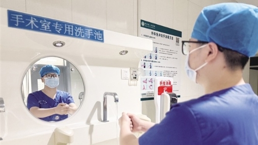 一名“00后”男護士的首個護士節