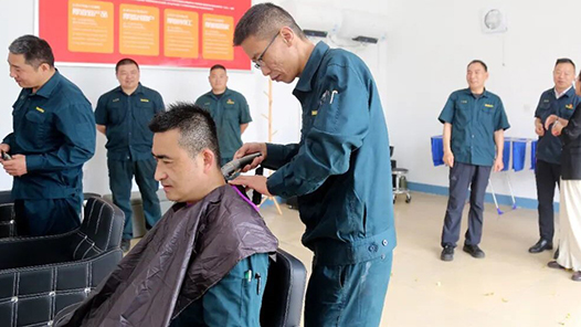 解決職工“頭等”大事 理發室建在職工身邊