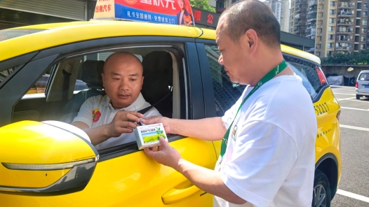 工會(huì)“愛(ài)心包”為出租車駕駛員送去清涼