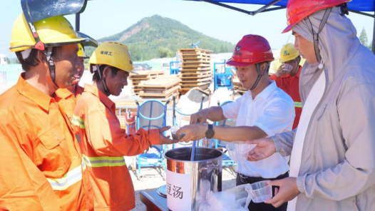 湖北省武漢市開展“工會(huì)送清涼、防暑保安康”活動(dòng)