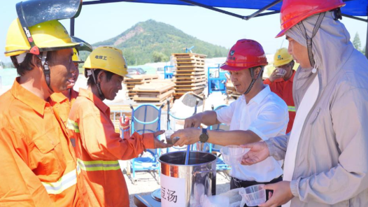 貴州黔西南州：“清涼禮包”送到一線建設(shè)者手中