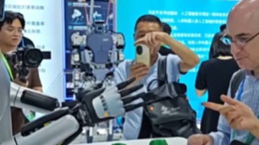 溫柔抓豆腐、優雅打太極……人形機器人“文武雙全”驚艷鏈博會！