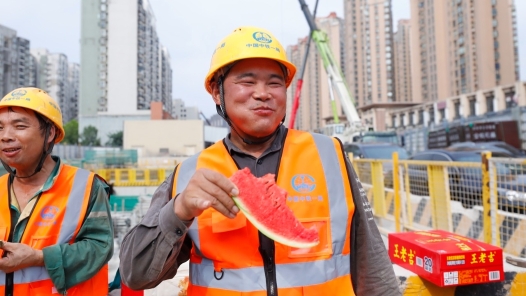 湖北工會(huì)“清涼禮包”送到一線建設(shè)者手中