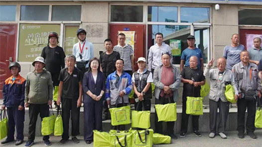 內(nèi)蒙古呼和浩特市總工會(huì)為1300余名新就業(yè)形態(tài)勞動(dòng)者送去清涼慰問(wèn)