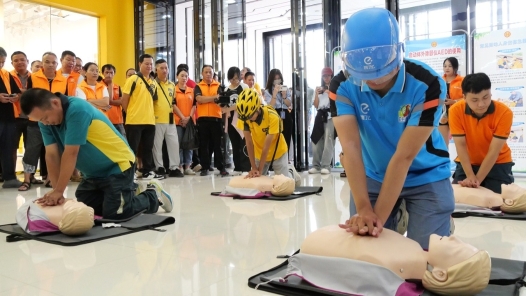 廣西玉林市為新就業(yè)形態(tài)勞動(dòng)者送清涼