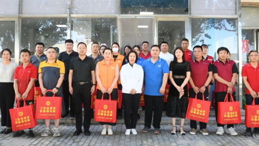 內(nèi)蒙古通遼市總工會(huì)慰問(wèn)組深入高溫作業(yè)現(xiàn)場(chǎng)慰問(wèn)一線勞動(dòng)者