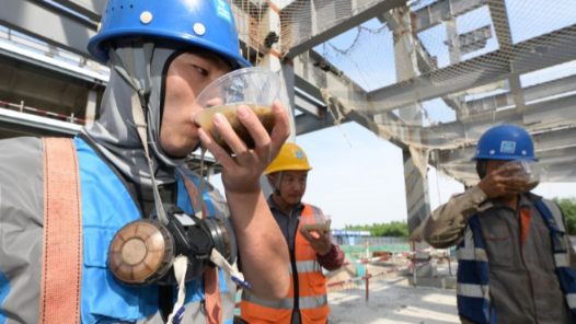 廣西百色市實(shí)體經(jīng)濟(jì)服務(wù)員凌云樂(lè)業(yè)分隊(duì)聯(lián)手樂(lè)業(yè)縣總工會(huì)送清涼