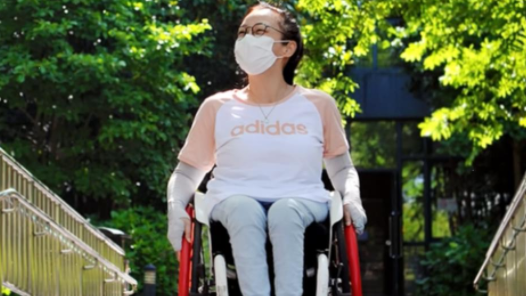 到聯(lián)合國(guó)領(lǐng)獎(jiǎng)的輪椅女孩