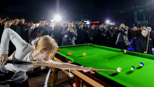 成都世運會｜就仨球、沒袋口，這臺球怎么打？