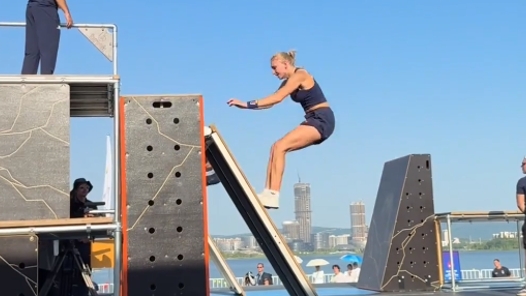 惺惺相惜！跑酷“姐妹花”再續(xù)領(lǐng)獎臺之約