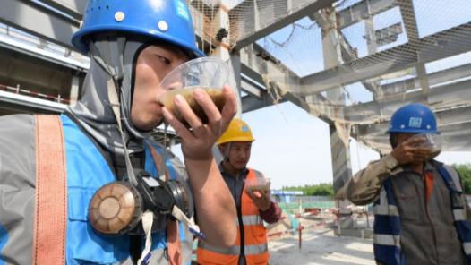 湖北省荊州市沙市區(qū)總工會(huì)開展“夏送清涼”活動(dòng)