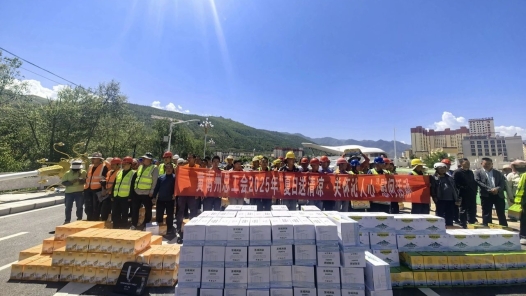 青海黃南州總工會(huì)開展“夏送清涼”慰問(wèn)活動(dòng)