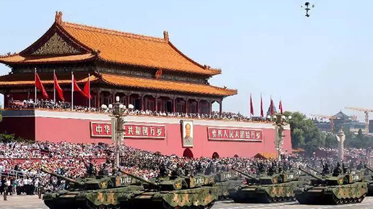 新華社快訊：這次閱兵是全面推進中國式現代化進入新征程的首次閱兵，是人民軍隊奮進建軍百年的嶄新亮相