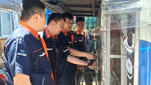 創新班組自制“神器”解揚塵難題