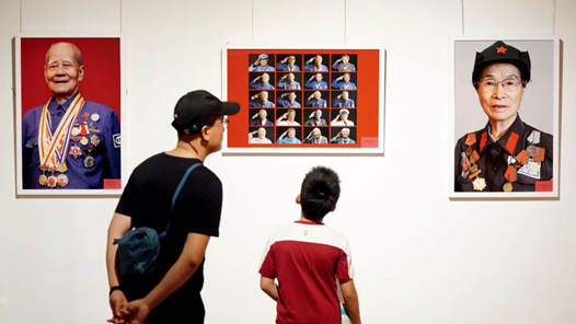 這場(chǎng)肖像展上，他們眼角濕潤(rùn)……