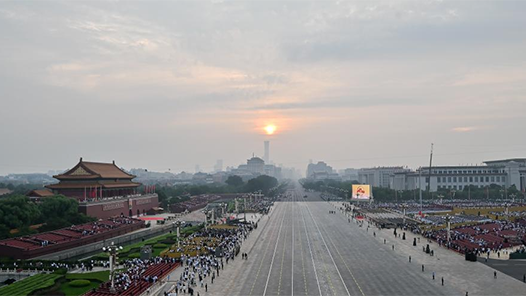 新華社快訊：中國共產黨黨旗、中華人民共和國國旗、中國人民解放軍軍旗在受閱部隊最前方，習近平乘車行進至黨旗、國旗、軍旗前，向旗幟行注目禮