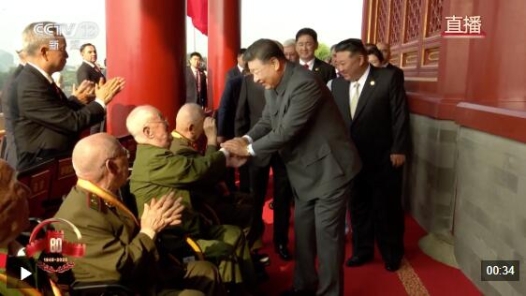 致敬英雄！習近平與天安門城樓觀禮席的抗戰老兵親切握手