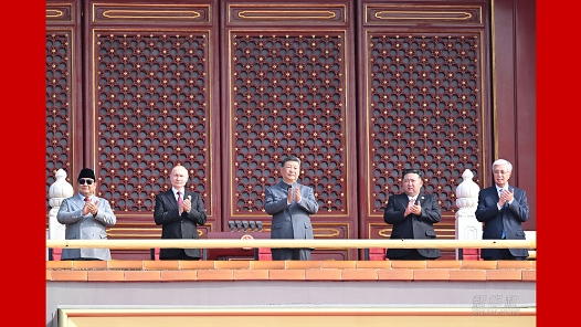 新華圖訊｜習近平來到天安門城樓主席臺