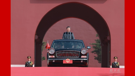 新華圖訊｜習近平乘檢閱車經過金水橋駛上長安街