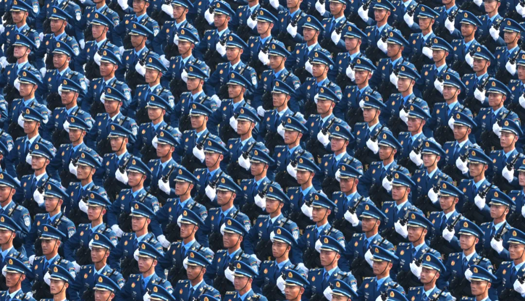 中國軍人，威武！威武！威武！