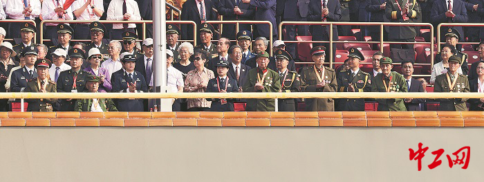 他駕駛裝備方隊“第一車”