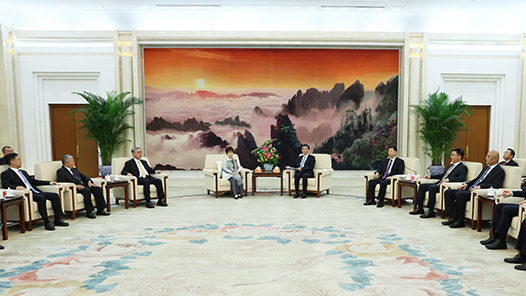 王滬寧會見參加抗戰勝利80周年紀念活動的臺灣各界人士代表