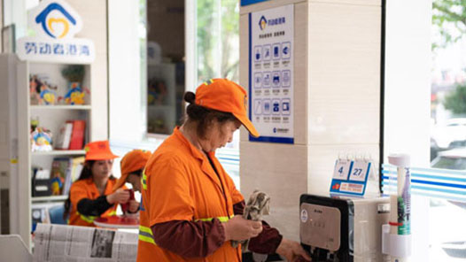 重慶萬(wàn)州區(qū)總工會(huì)為勞動(dòng)者構(gòu)建數(shù)字化防暑體系 “智慧防暑”讓清涼觸手可及