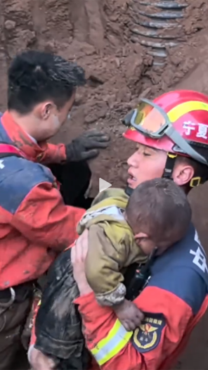 兩歲幼童墜入化糞池，消防員緊急救援