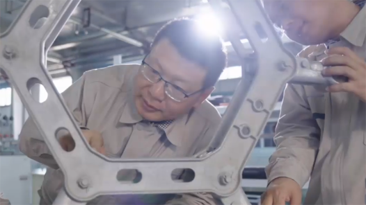 中國(guó)夢(mèng)·大國(guó)工匠篇丨做檢查、究“病因”、開“藥方”，他堅(jiān)守30年為電網(wǎng)材料“把脈問診”