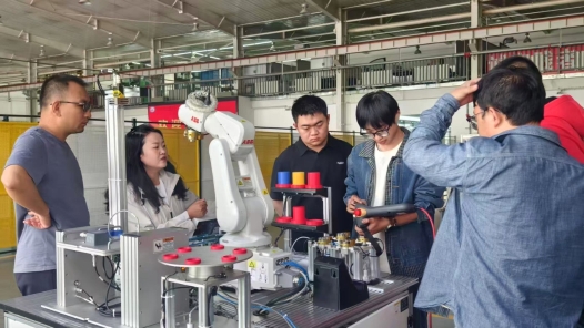 操作工化身“機器人導師”，除了焊接、切割還需要會啥？