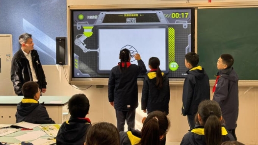 四中全會(huì)精神在基層丨人工智能課“落地”杭州中小學(xué)，課堂有何新風(fēng)景？